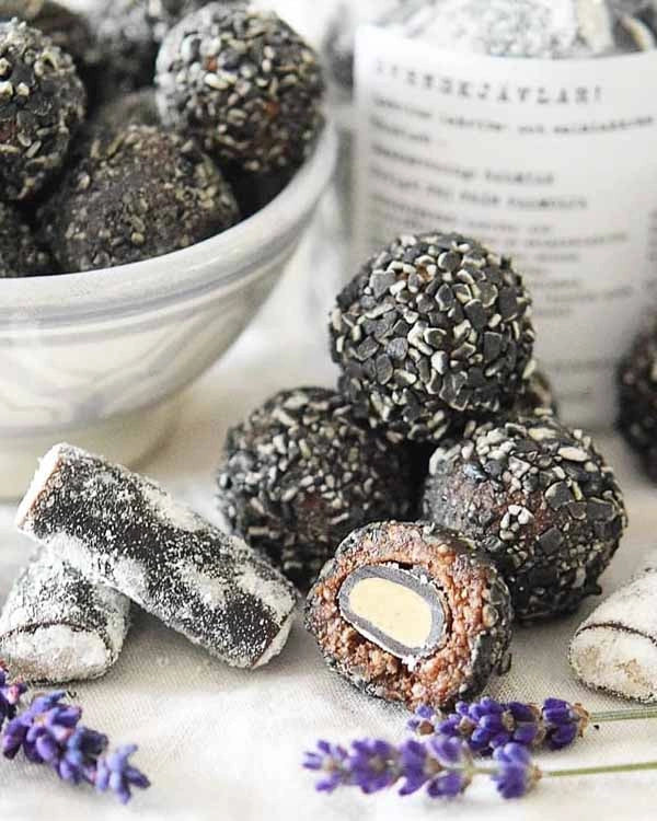 Chokladbollar med saltlakritsgömma
